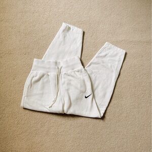 Nike Club Fleece High-Waisted Oversized Sweatpants